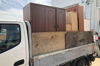 春日井市で家具の不用品回収作業
